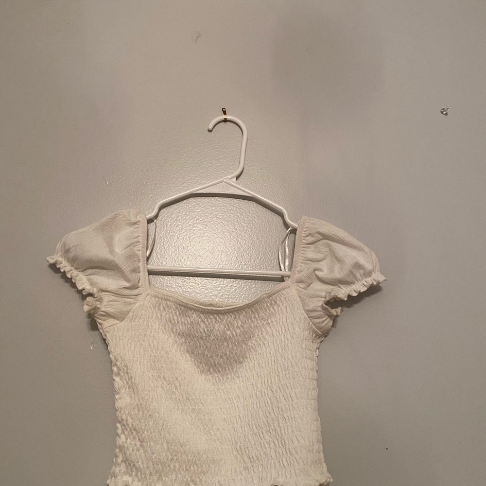 White puffy shoulder top!